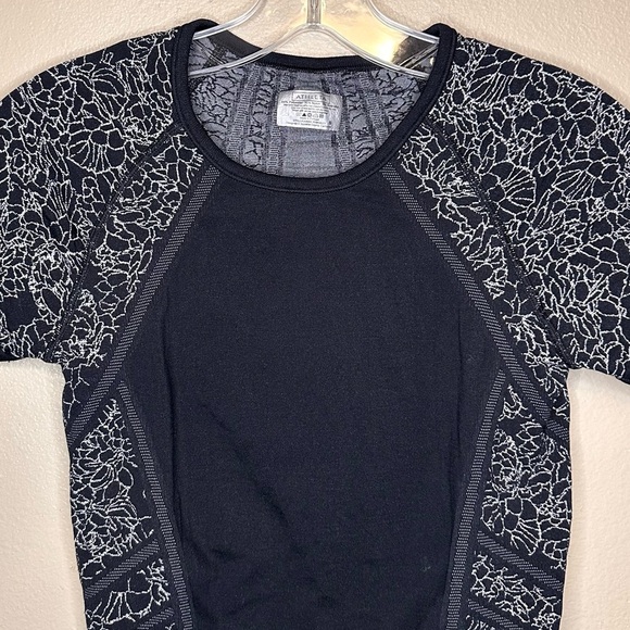 Athleta Women’s Fastest Track Black and White Floral Athletic Shirt Size Small - Picture 3 of 6